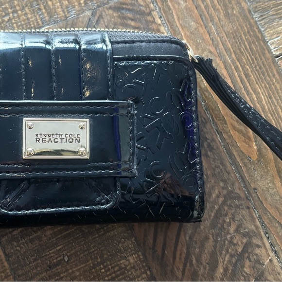 Kenneth Cole Reaction NWT  Black Patent Leather Wristlet - Picture 7 of 12